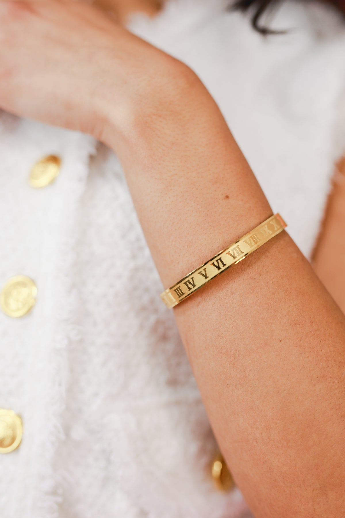 Only One Metal Roman Numeral Bracelet In Gold-Bracelet-Joia-Southern House