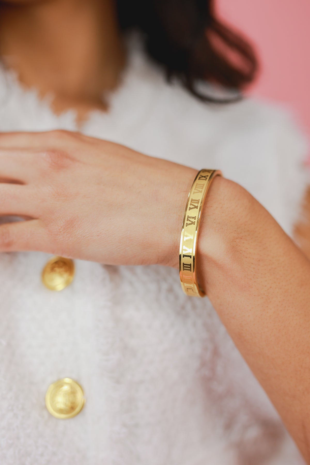 Only One Metal Roman Numeral Bracelet In Gold-Bracelet-Joia-Southern House