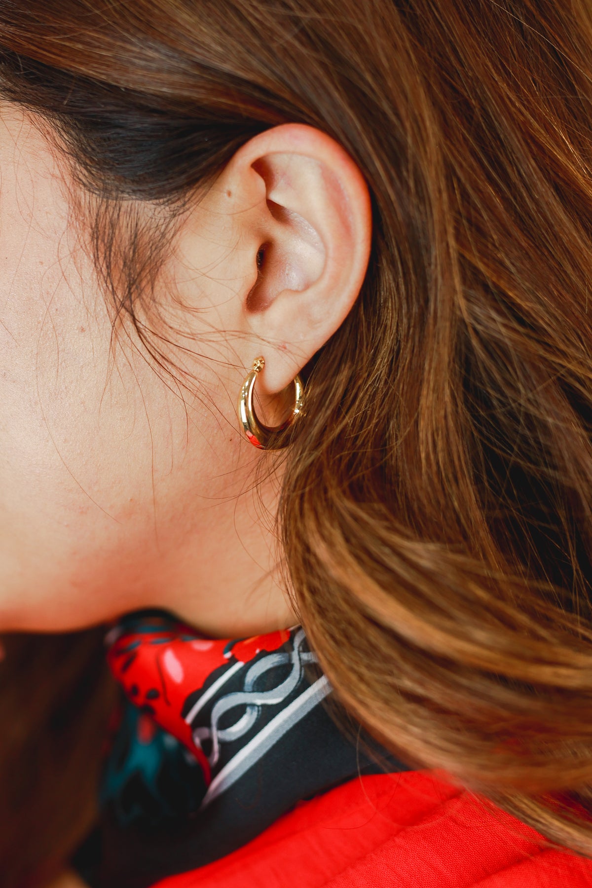 Easily Styled Earrings In Gold
